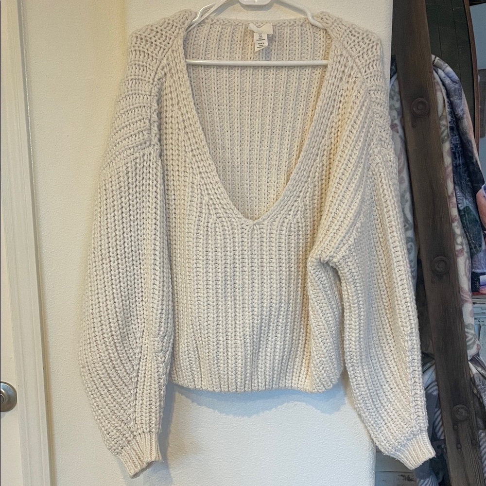 H&M Oversized Crop White V-Neck Sweater